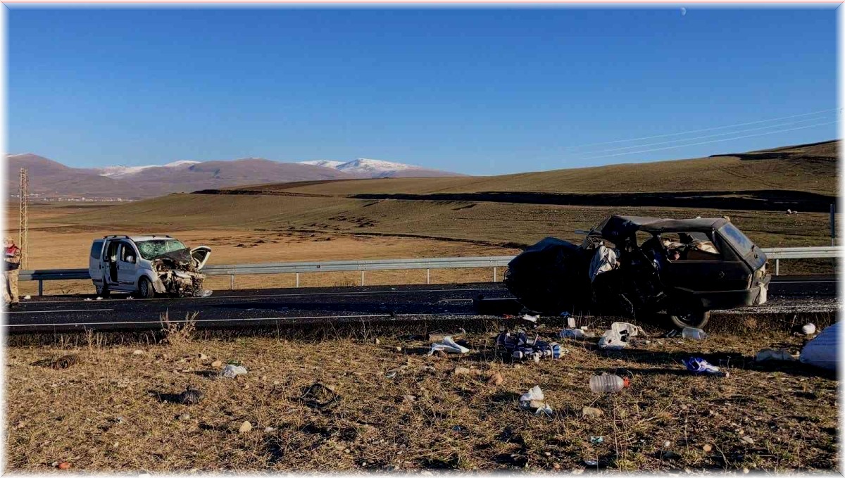 Otomobiller kafa kafaya çarpıştı: 1 ölü, 4 yaralı