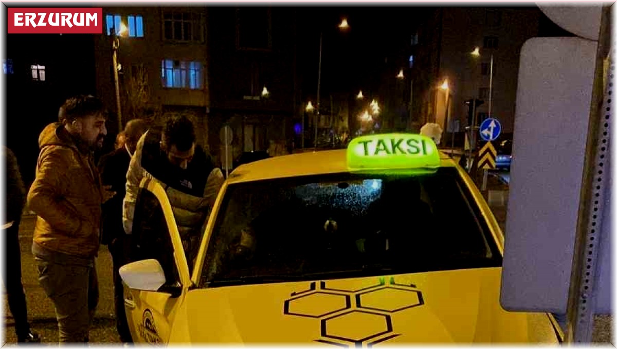 Otomobiller kavşakta kafa kafaya çarpıştı