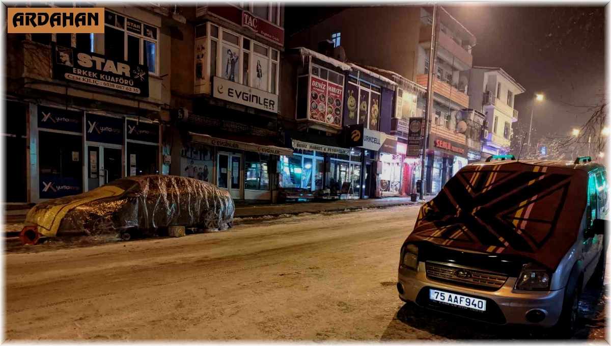 Otomobillerin donmasına karşı naylon ve battaniyeli önlem