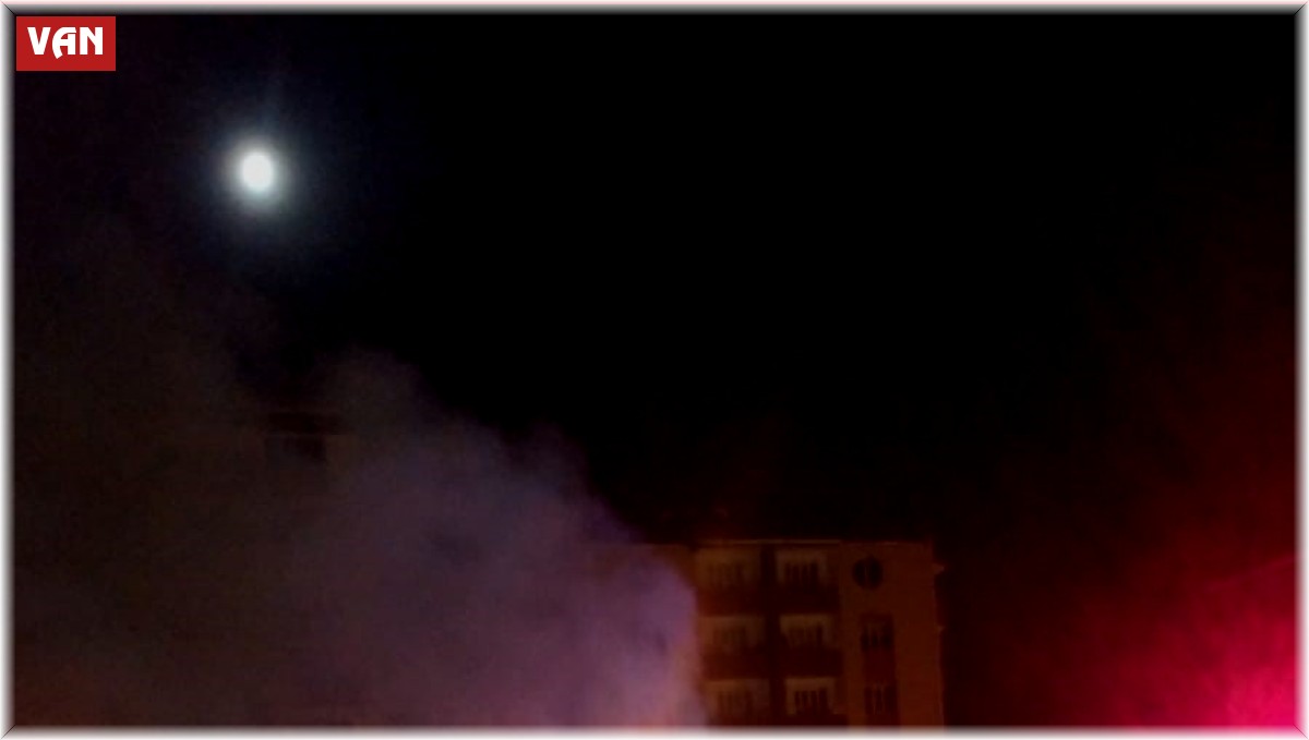 Otopark kulübesi alev alev yandı: 4 araç hasar gördü