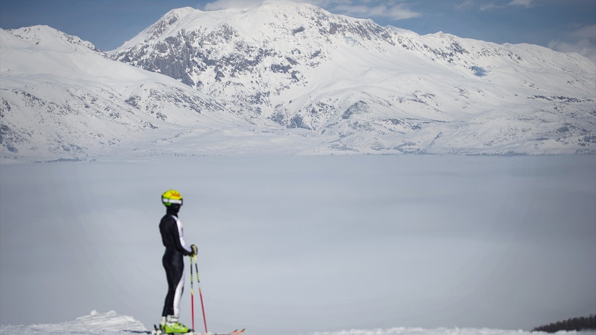 Ovacık semalarını kaplayan sis güzel görüntüler oluşturdu