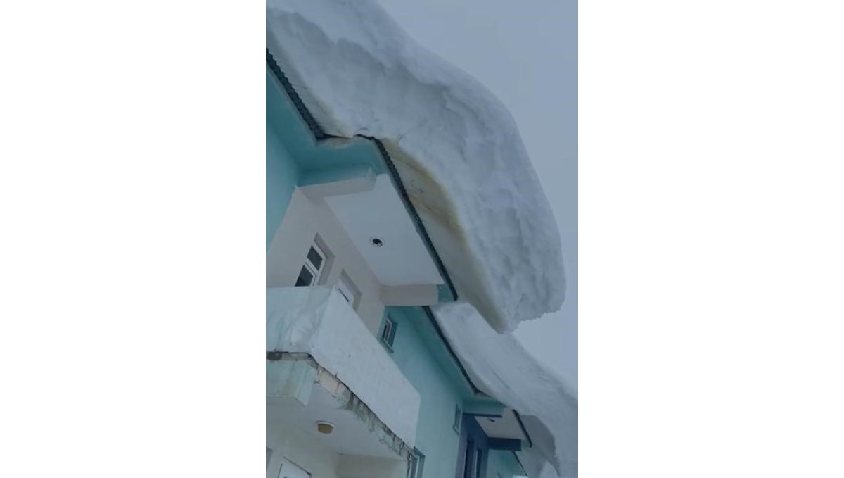 Ovacık'ta bina çatılarında sarkan kar kütleleri hayrete düşürdü