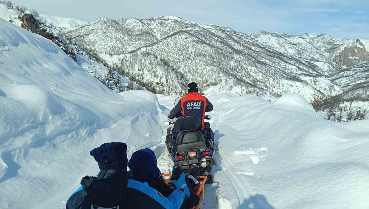 Ovacık'ta karla mücadelede zamanla yarış: 2 hastaya zorlu şartlarda müdahale