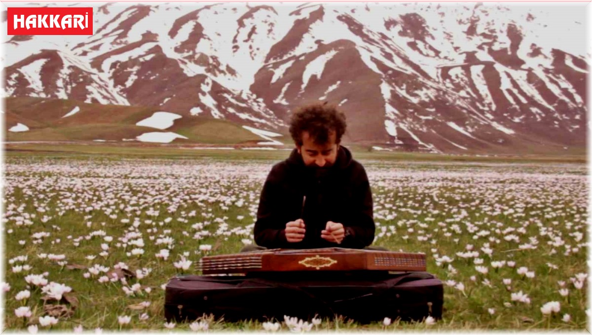 Ovayı beyaza bürüyen kardelenler arasında santur keyfi