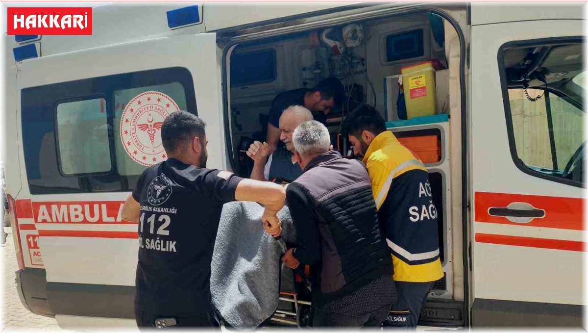 Oy kullanmak için ambulansla sandık başına geldi