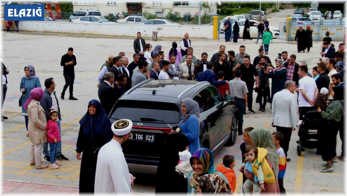 Oy kullanmaya geldiler, TOGG'u görünce cep telefonlarına sarıldılar