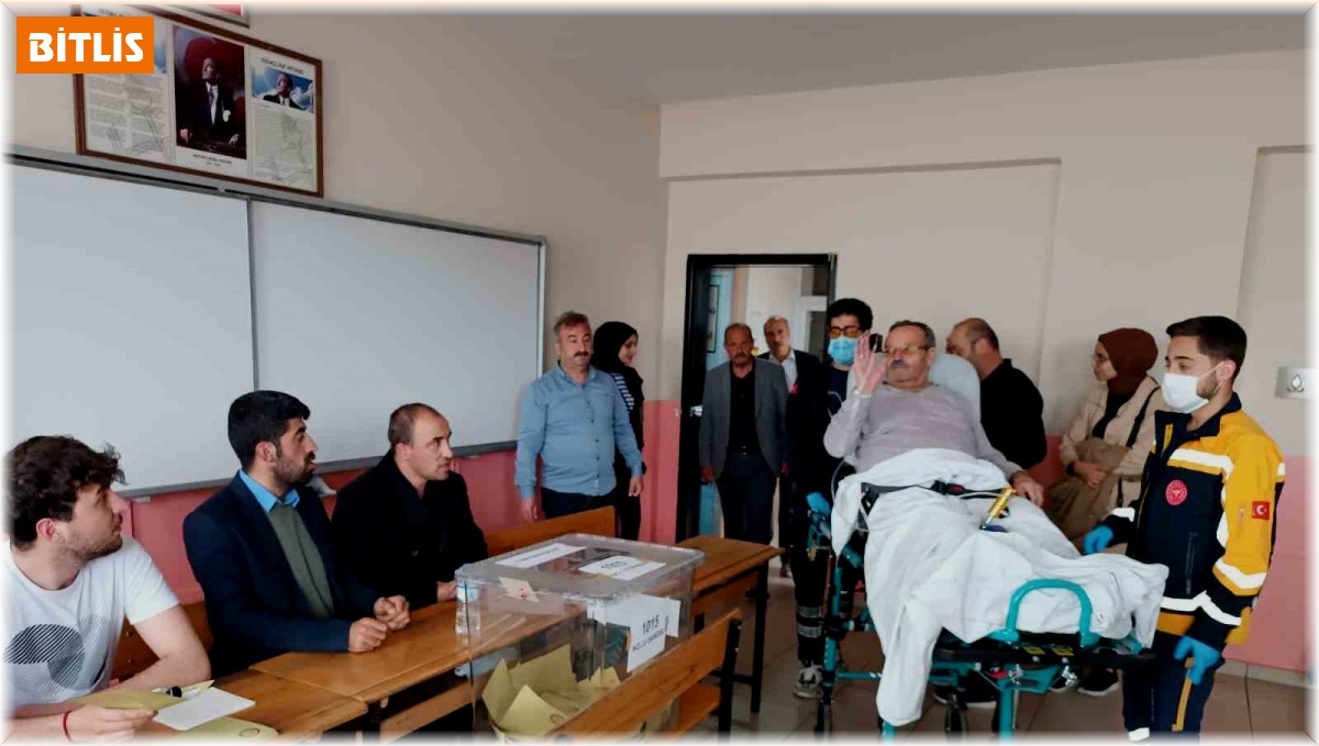 Oy kullanmaya sedyeyle gitti