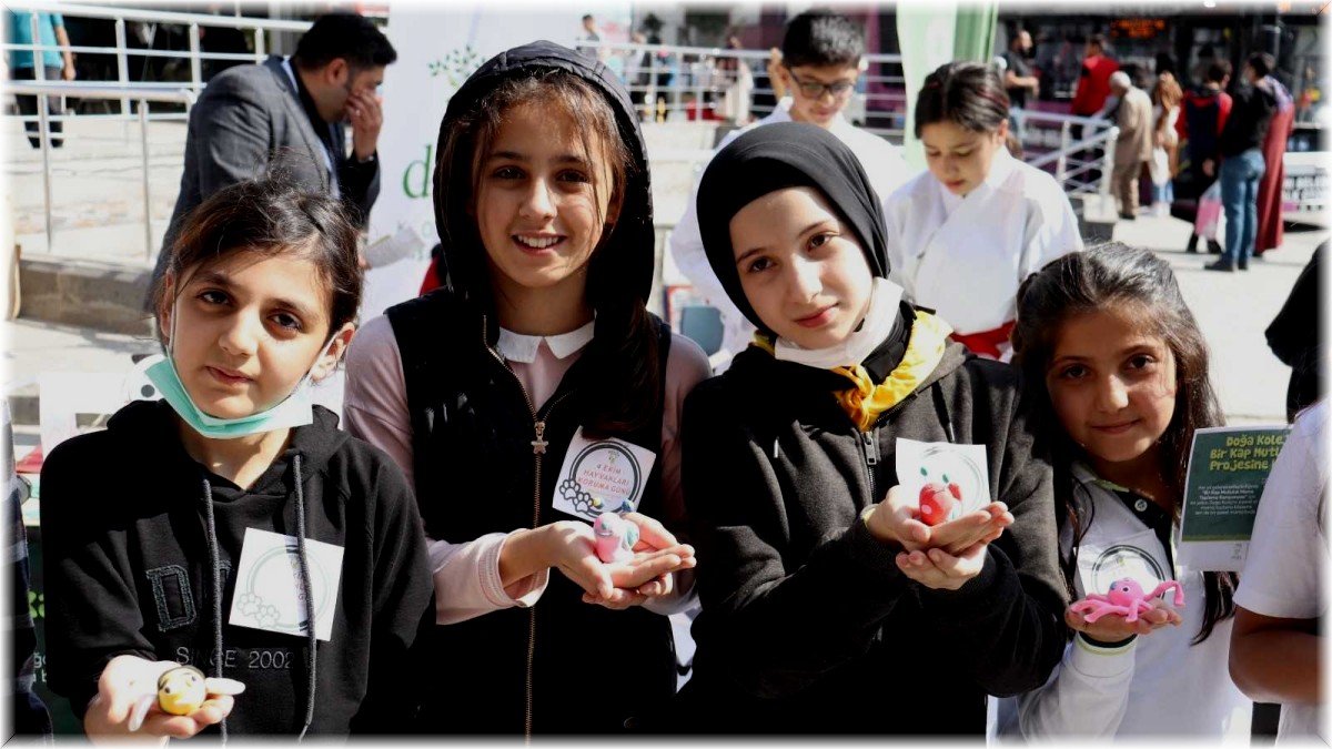 Oyun hamurundan hayvan figürleri yapıp hayvanlar için mama topladılar