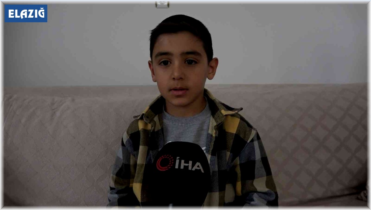 Oyun oynamayı bırakıp kaydırak üzerinde namaz kılan çocuk İHA'ya konuştu