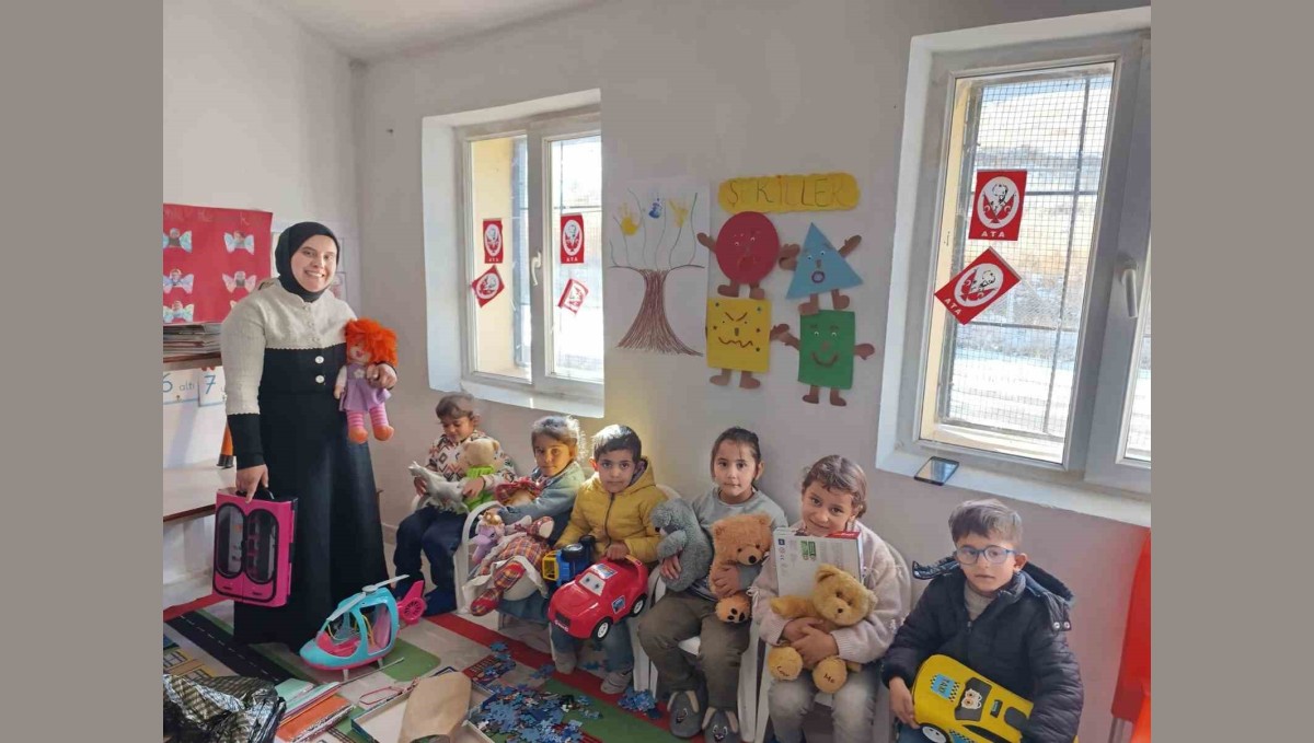 Oyuncak, kırtasiye ve fidanlar Sakarya'dan Diyadin'e ulaştı