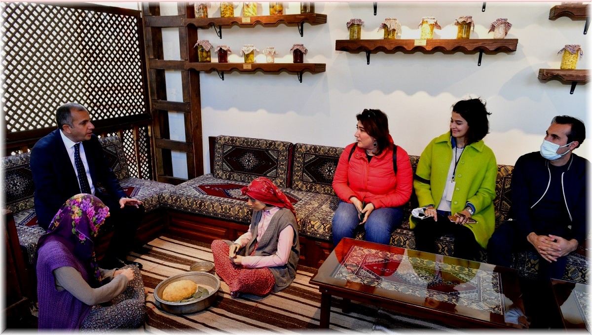 Oyuncular ve jüri üyeleri konakları gezdi