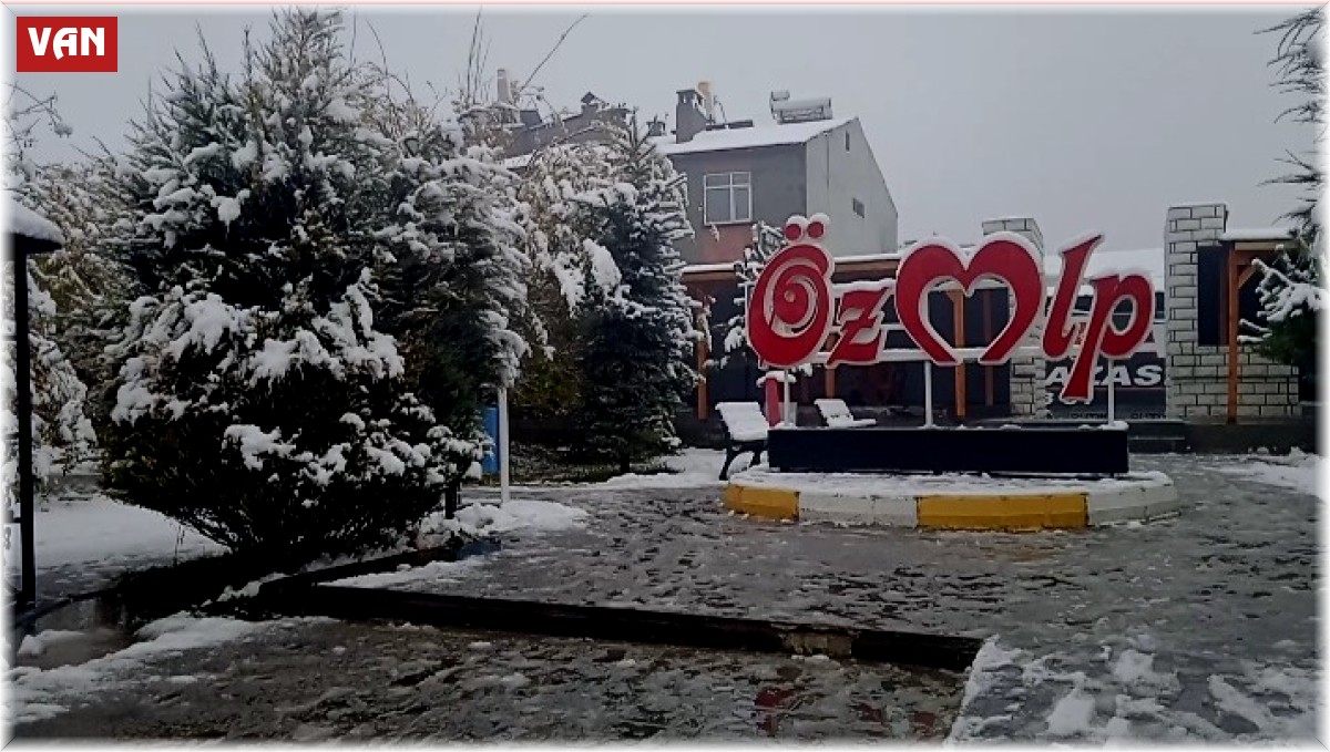 Özalp'a mevsimin ilk karı yağdı