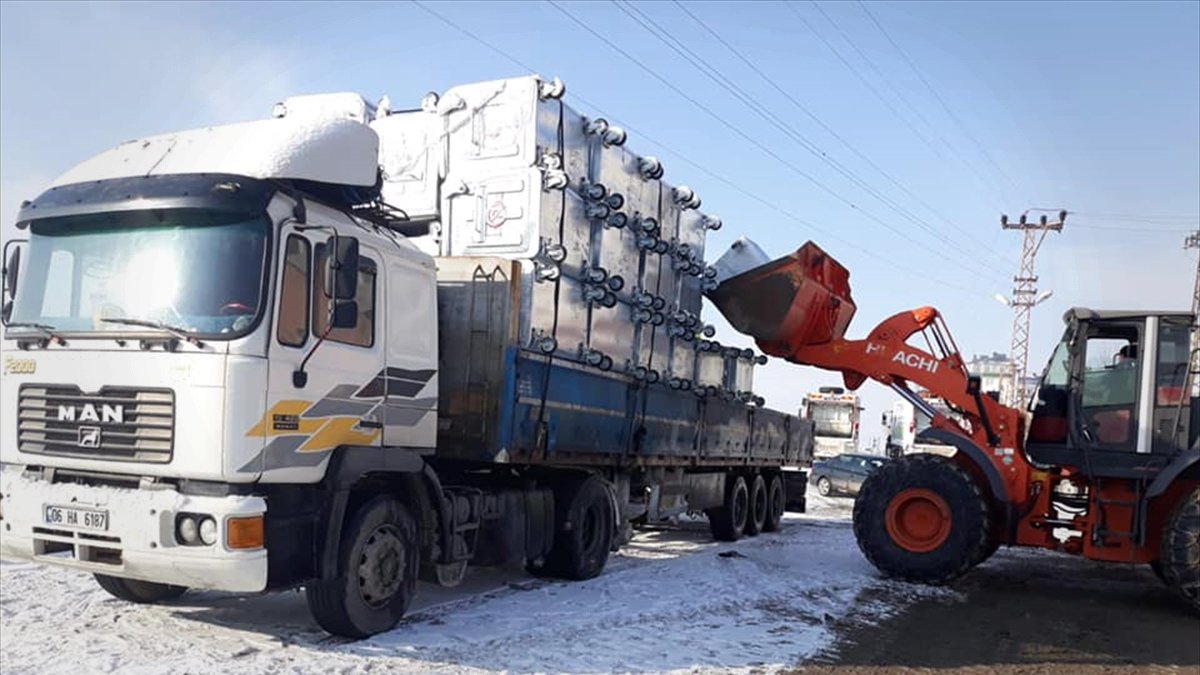Özalp Belediyesi mahallelere 459 çöp konteyneri bıraktı