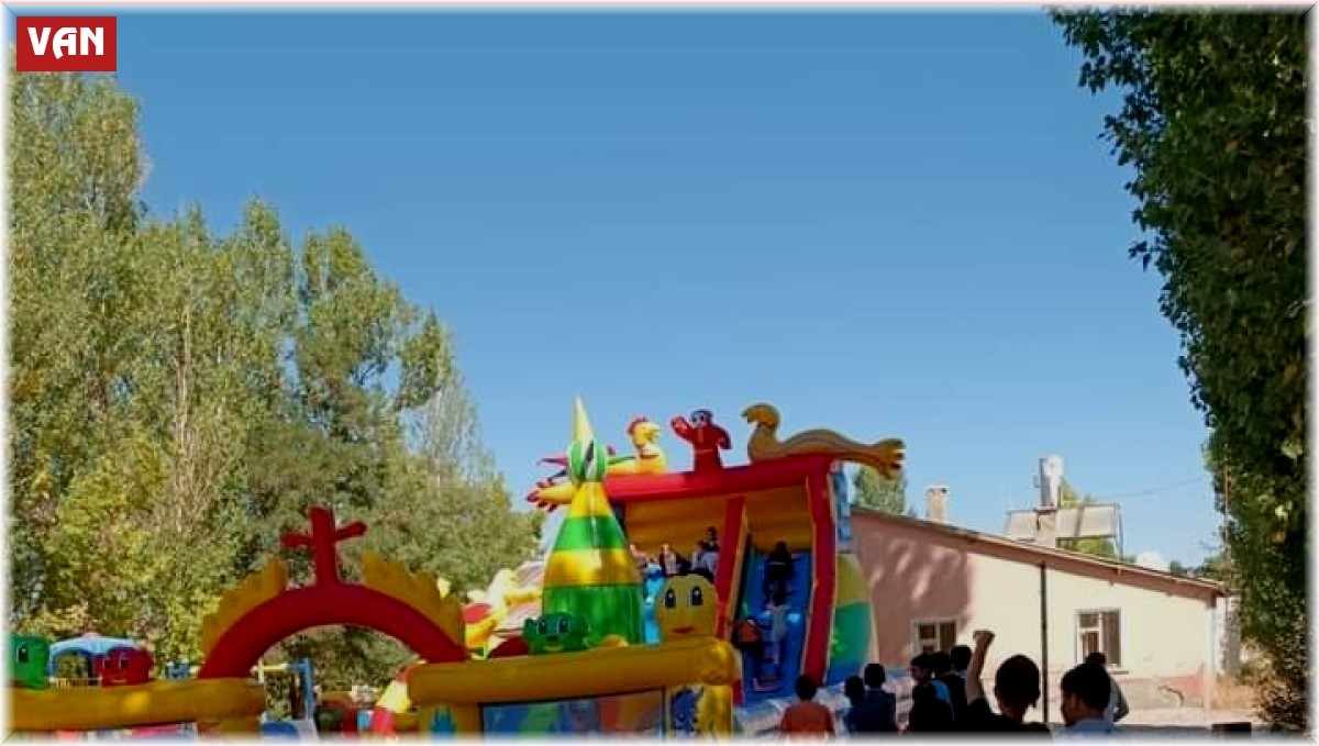 Özalp Belediyesinden seyyar oyun parkı hizmeti