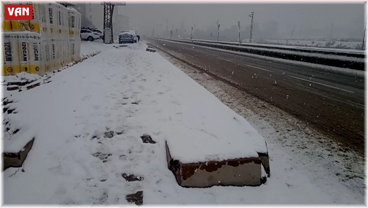 Özalp beyaza büründü