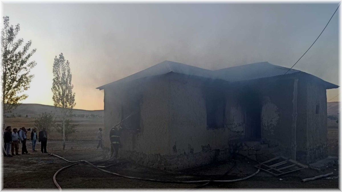 Özalp ilçesinde ev yangını