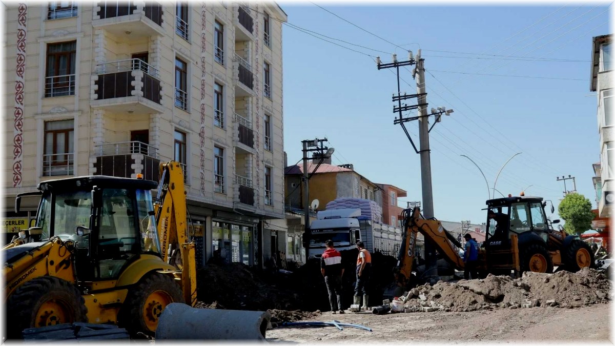Özalp ilçesinin en işlek caddesi yenileniyor