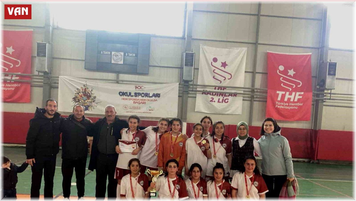 Özalp Kız Futsal Takımı il birincisi oldu