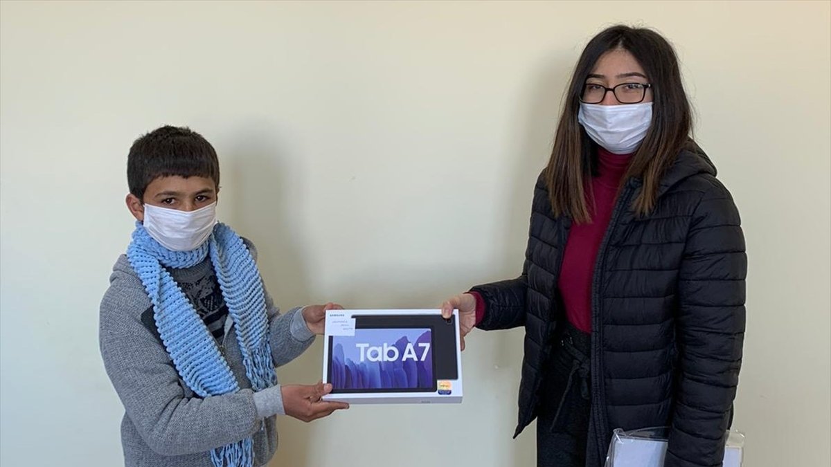 Özalp'ta 450 öğrenciye tablet dağıtıldı