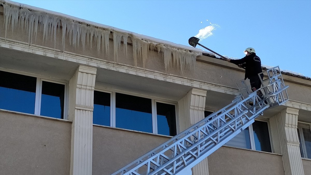 Özalp'ta çatılardaki buz sarkıtları temizlendi