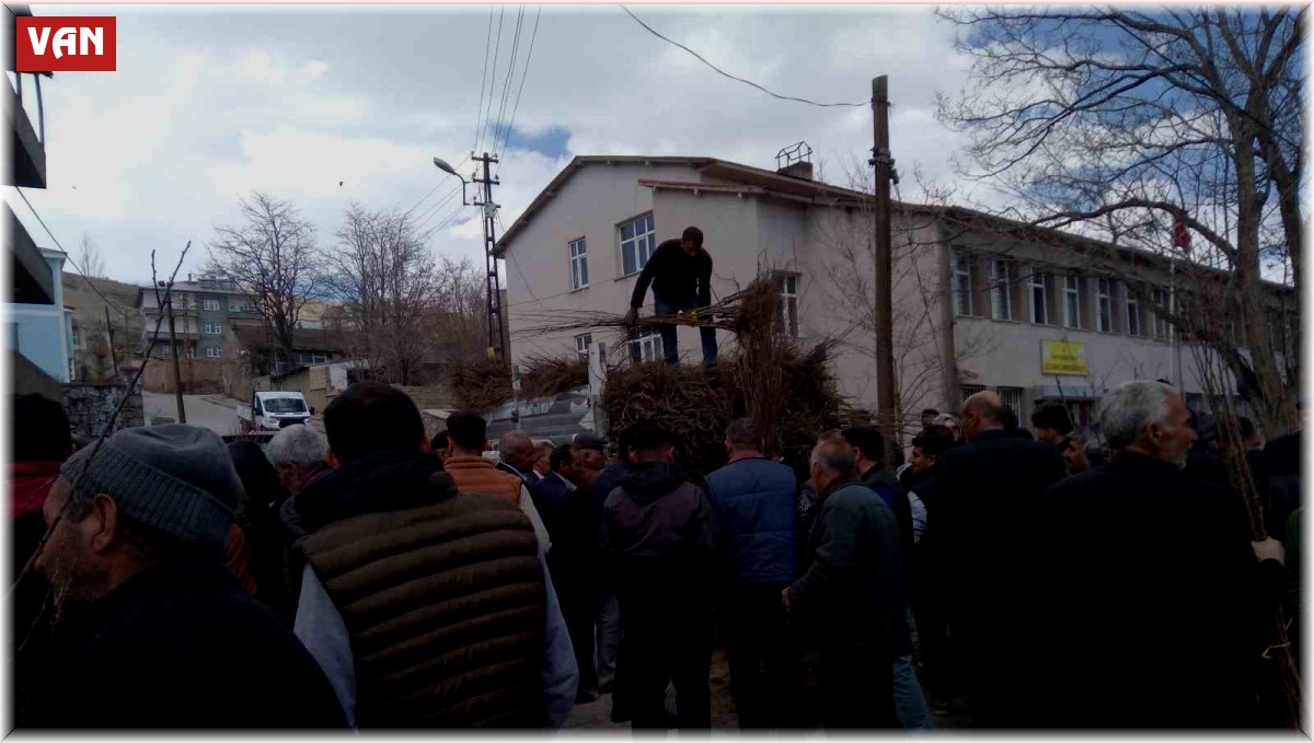 Özalp'ta çiftçilere meyve fidanı dağıtımı