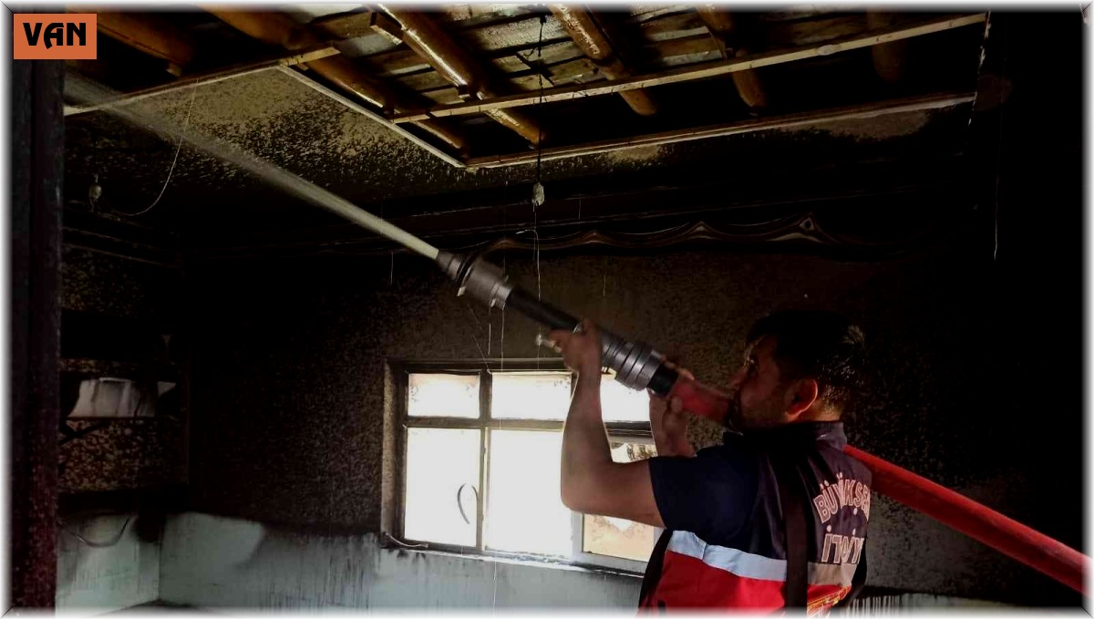 Özalp'ta ev yangını