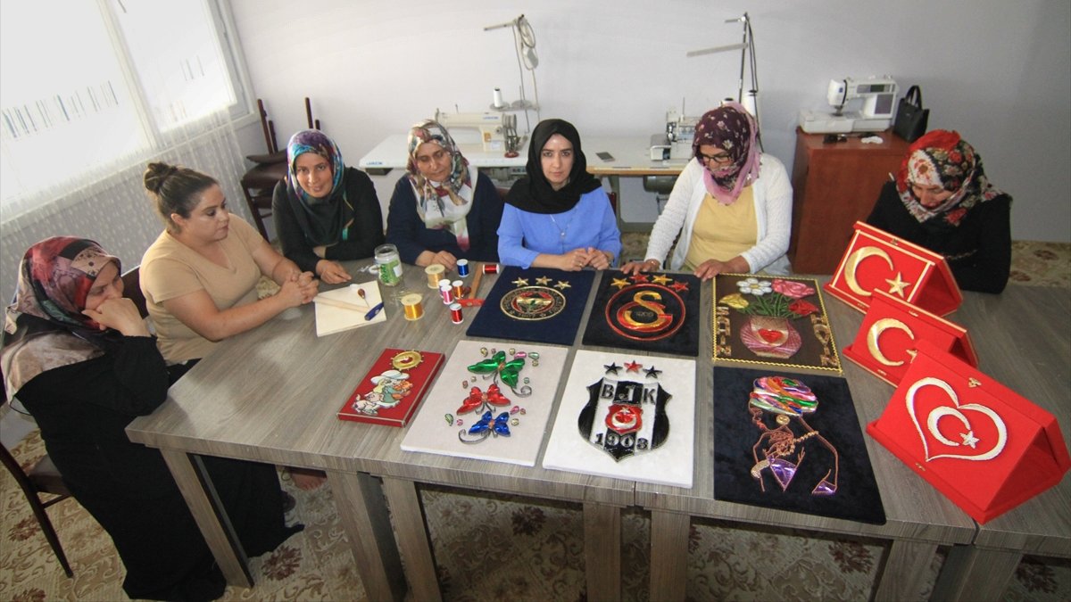 Özalp'ta kadınlar çivi ve teli sanata dönüştürüyor