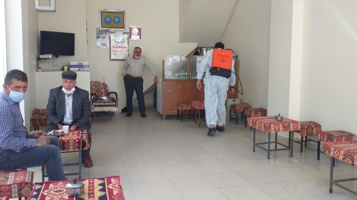 Özalp'ta kahvehaneler dezenfekte edildi