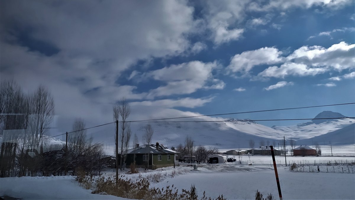 Özalp'ta kar güzel görüntüler oluşturdu