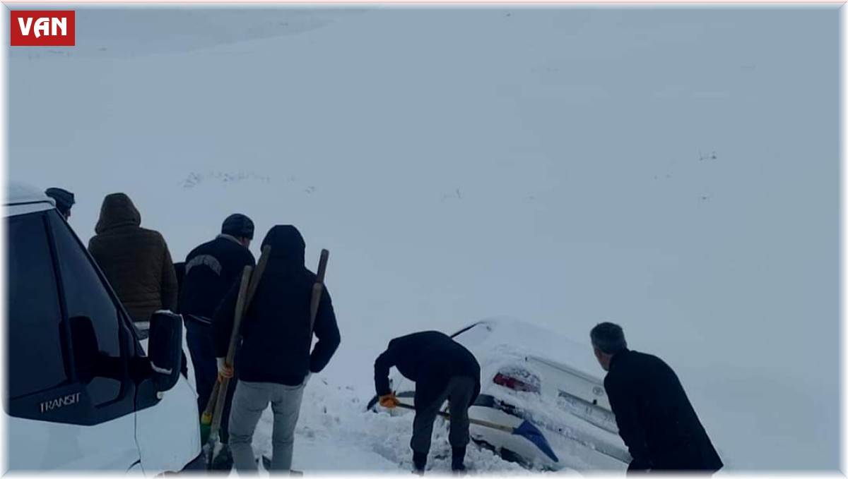 Özalp'ta kar nedeniyle yolda kalan araçlar kurtarıldı