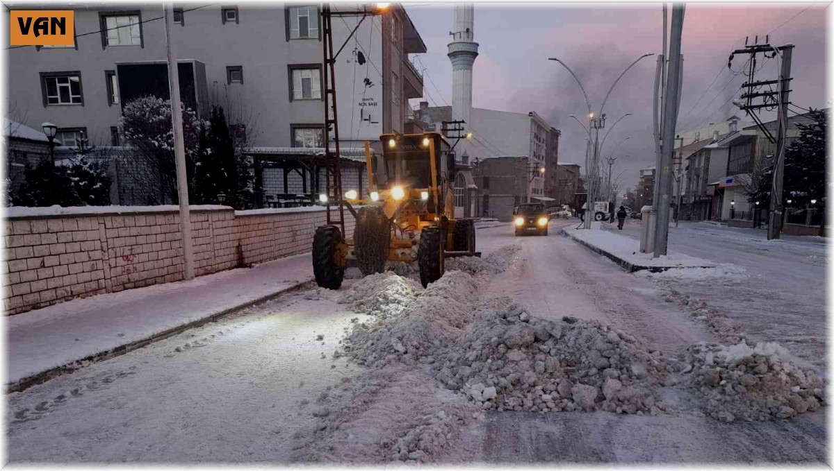 Özalp'ta karla mücadele