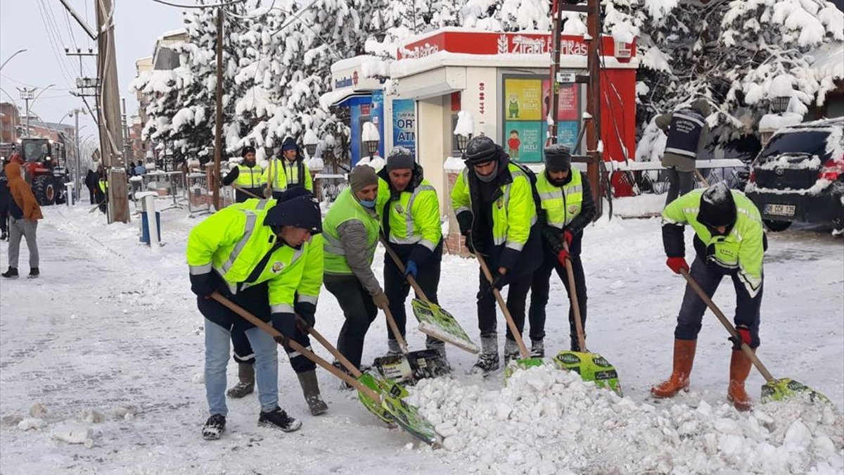 Özalp'ta karla mücadele çalışmaları
