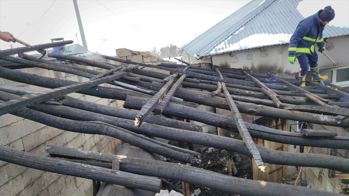 Özalp'ta kömürlükte çıkan yangın söndürüldü