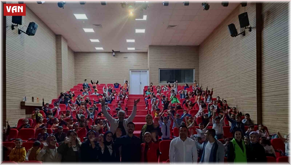 Özalp'ta minik öğrenciler sinema ile buluştu