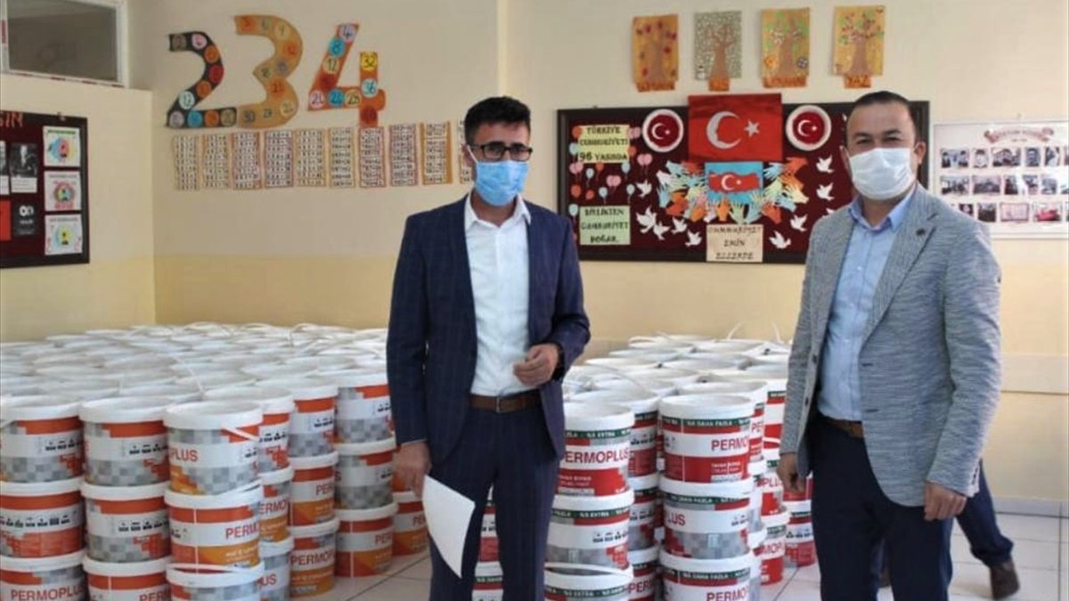 Özalp'ta okullara boya ve malzeme desteği