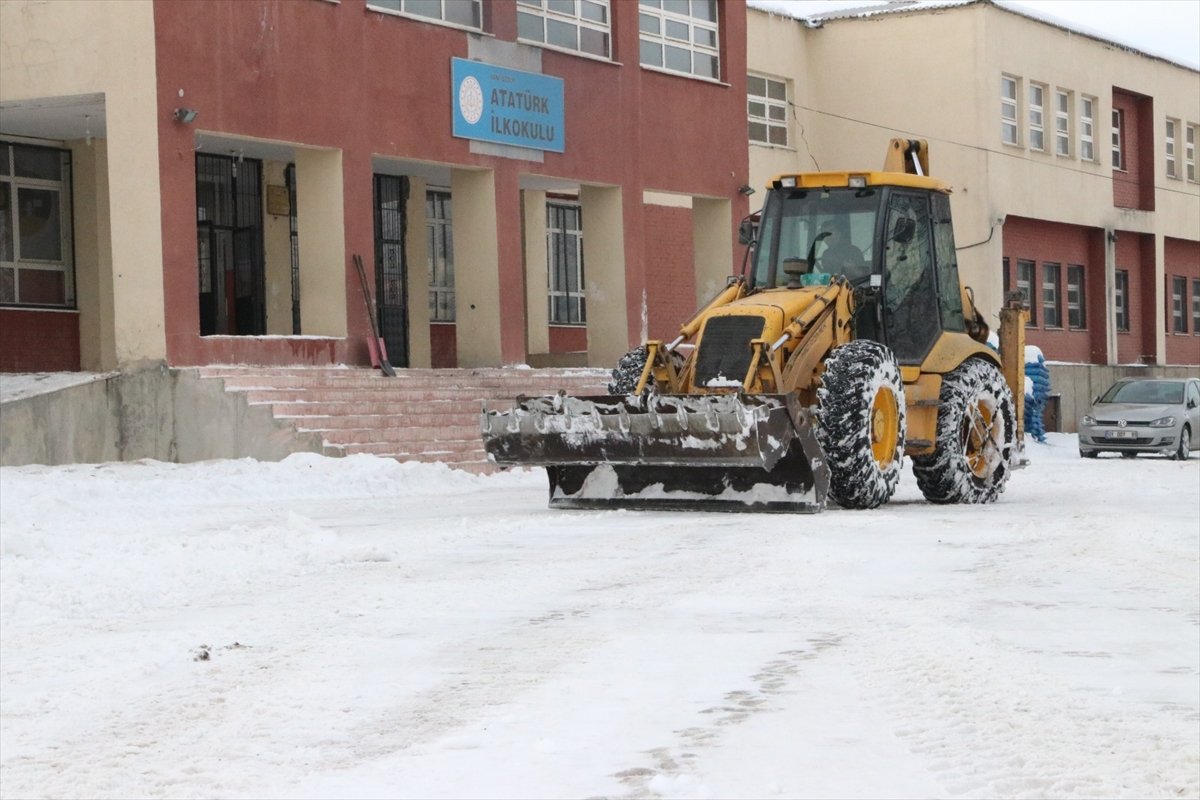 Özalp'ta okulların bahçesi kardan temizleniyor