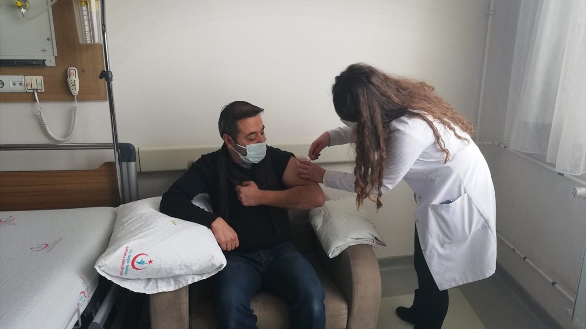 Özalp'ta sağlık çalışanlarına CoronoVac aşısı uygulanmaya başlandı