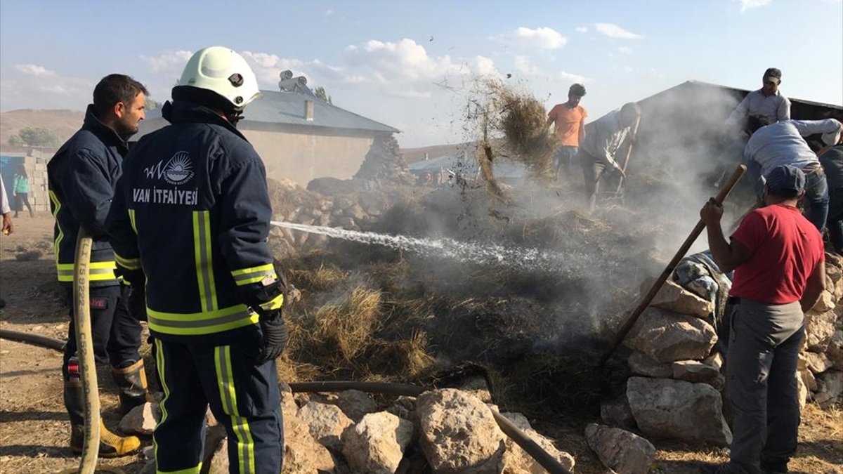 Özalp'ta samanlık yangını