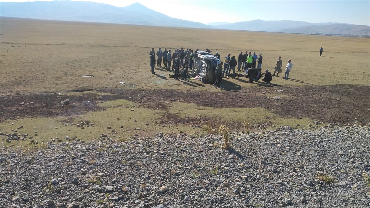 Özalp'ta şarampole devrilen otomobildeki 5 kişi yaralandı