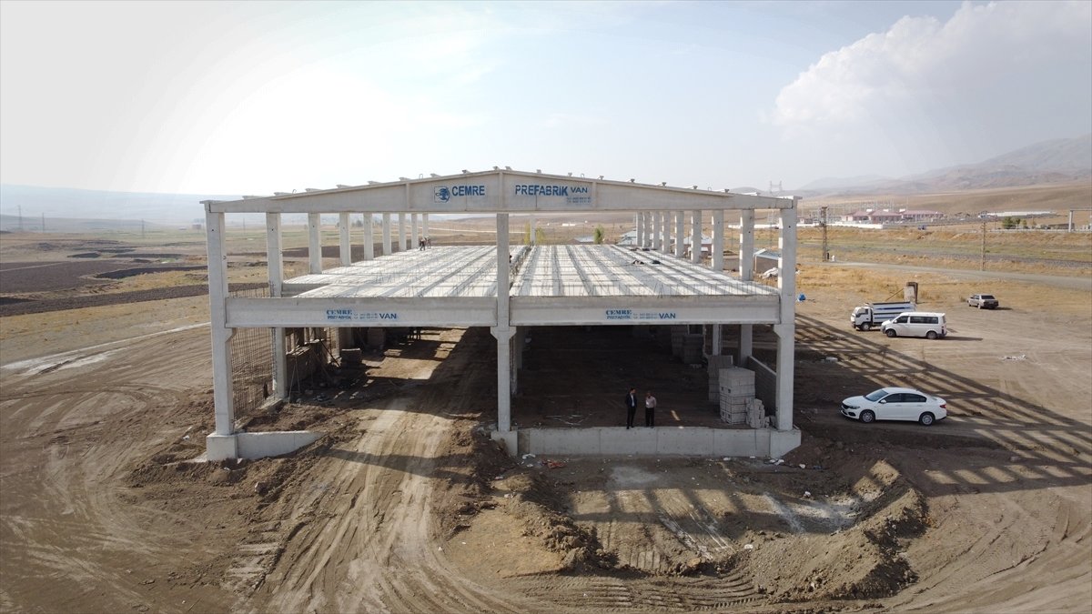 Özalp'ta tekstil fabrikası inşaatı sürüyor