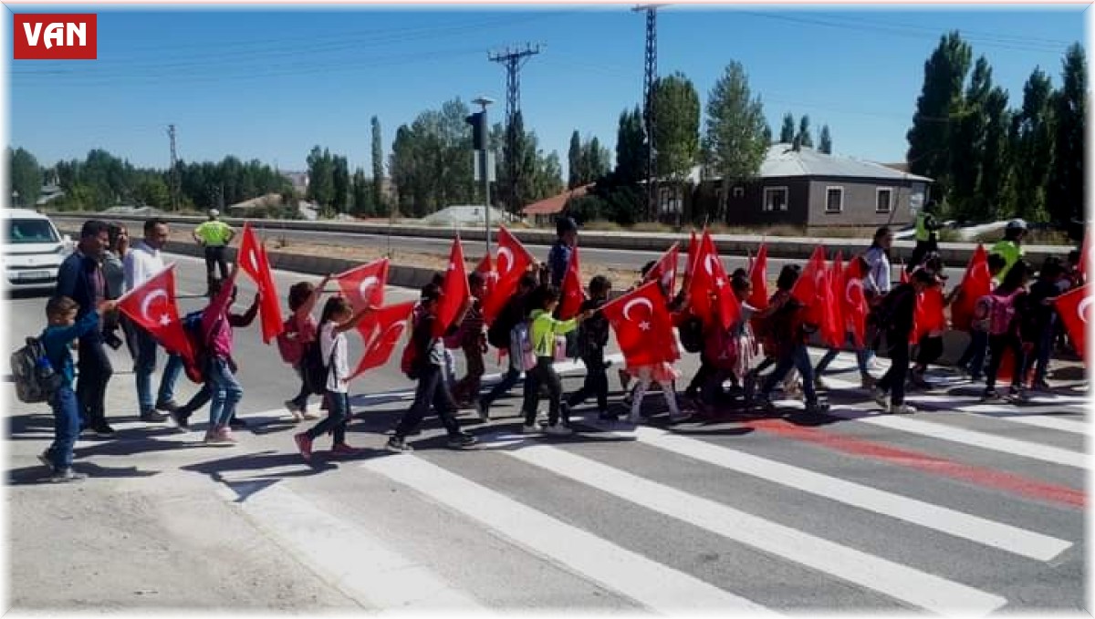Özalp'ta 'Yayalara öncelik, hayata saygı duruşu' etkinliği düzenlendi