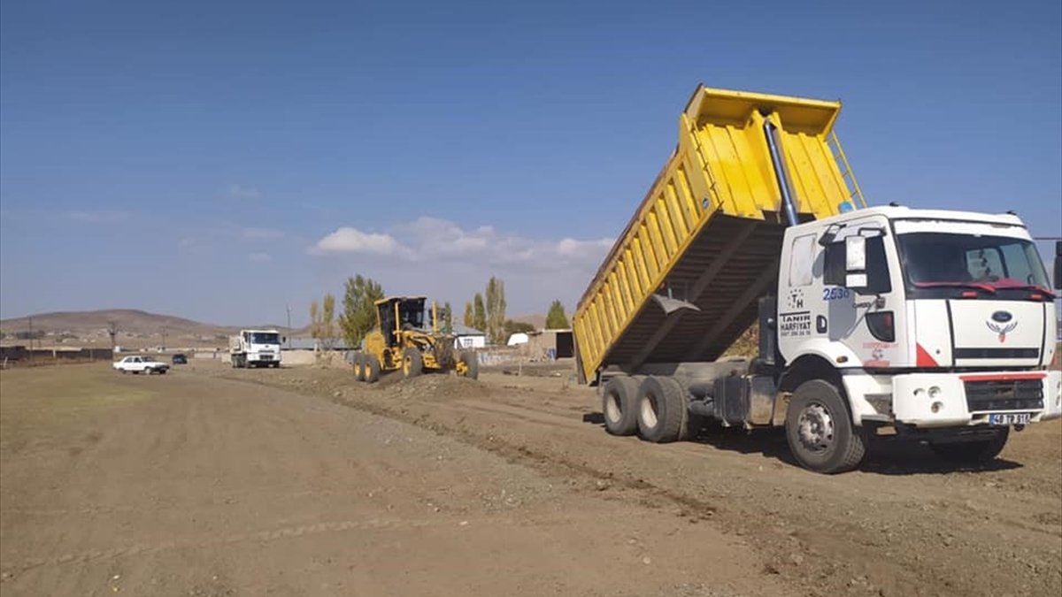 Özalp'ta yol yapım çalışmaları sürüyor