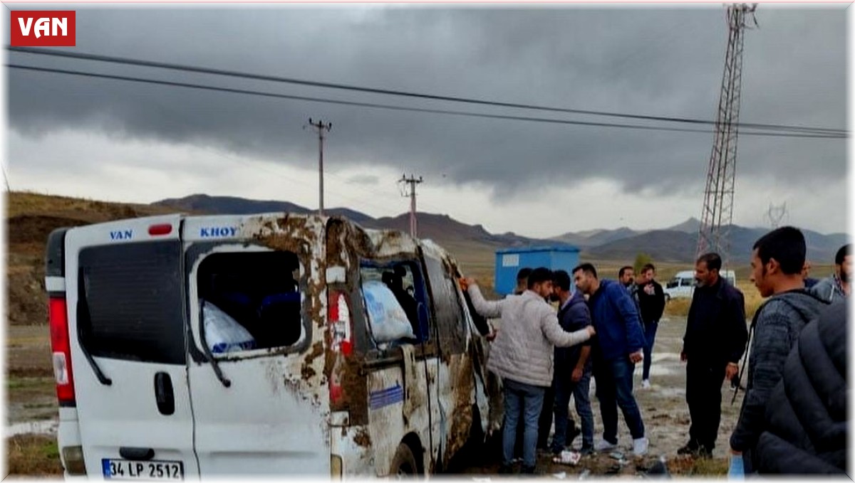 Özalp'ta yolcu minibüsü takla attı: 4 yaralı