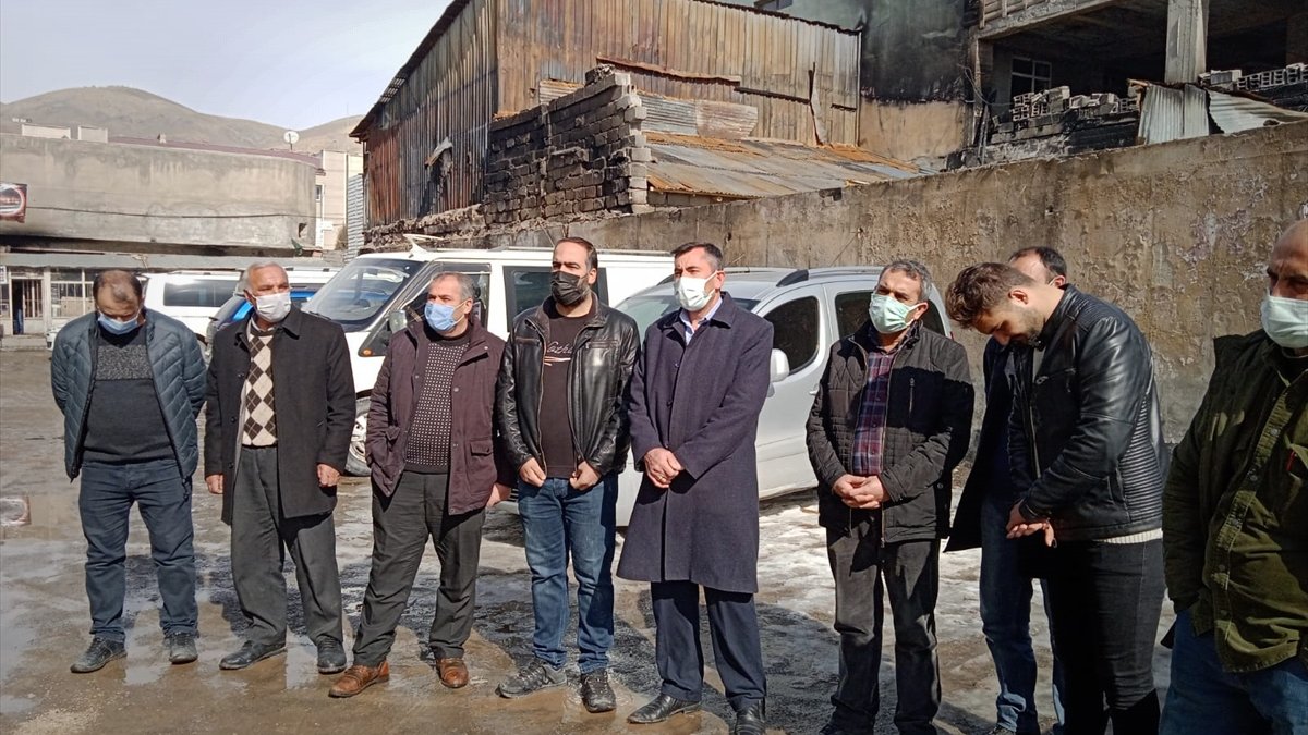 Özalp'taki yangında dükkanları zarar gören esnaf destek bekliyor