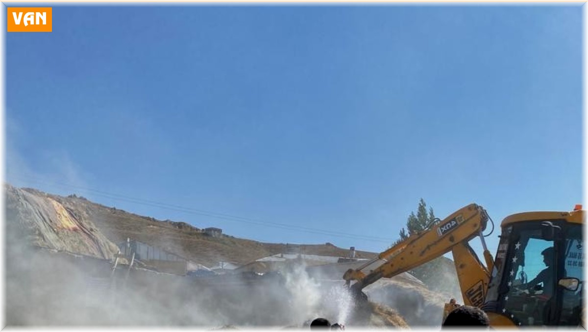 Özalp'te 2 bin bağ ot yandı