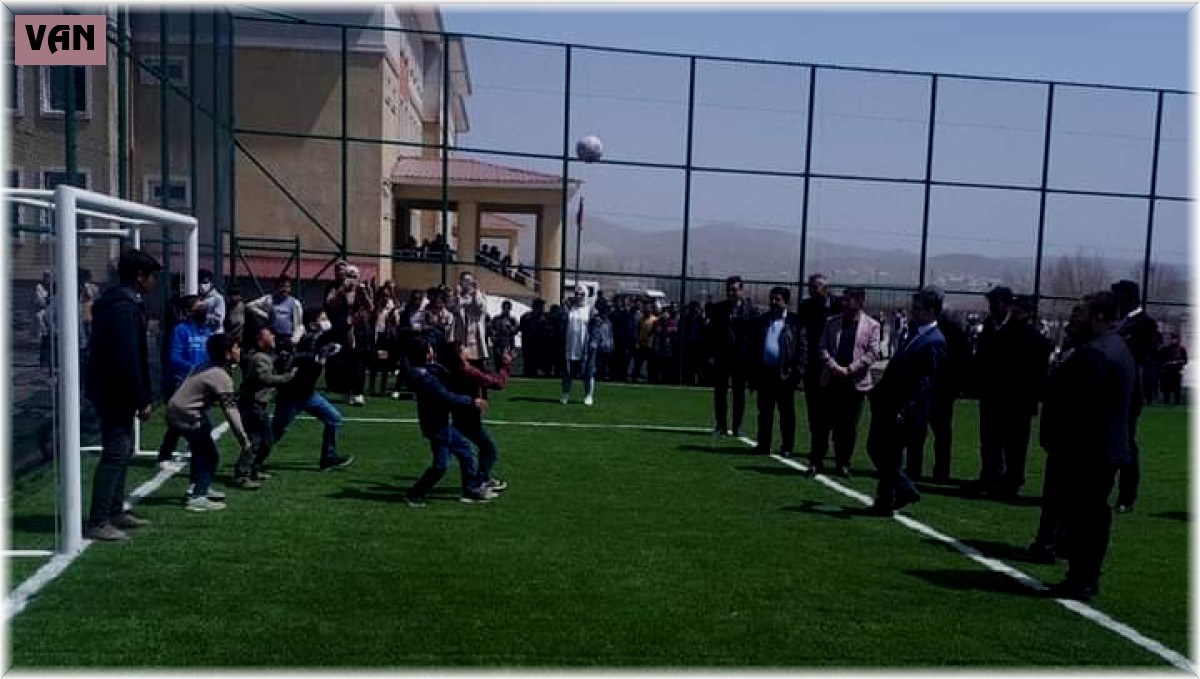 Özalp'te 3 sentetik çim saha açıldı