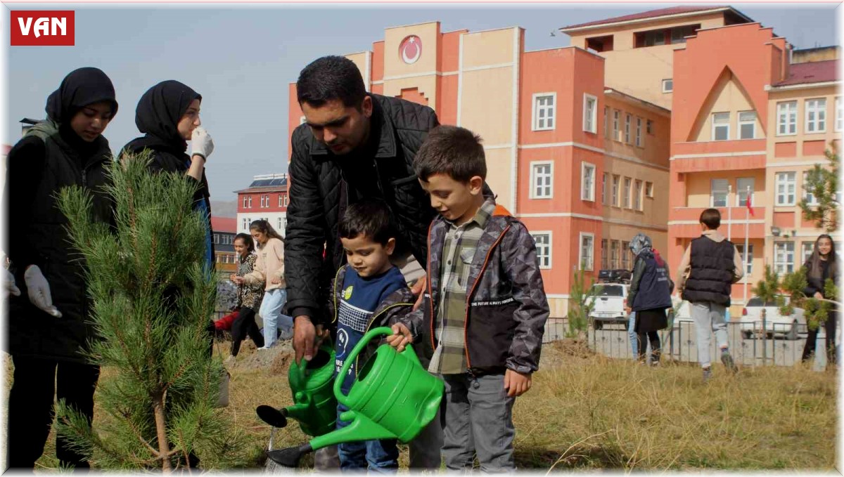 Özalp'te 500 fidan toprakla buluşturuldu