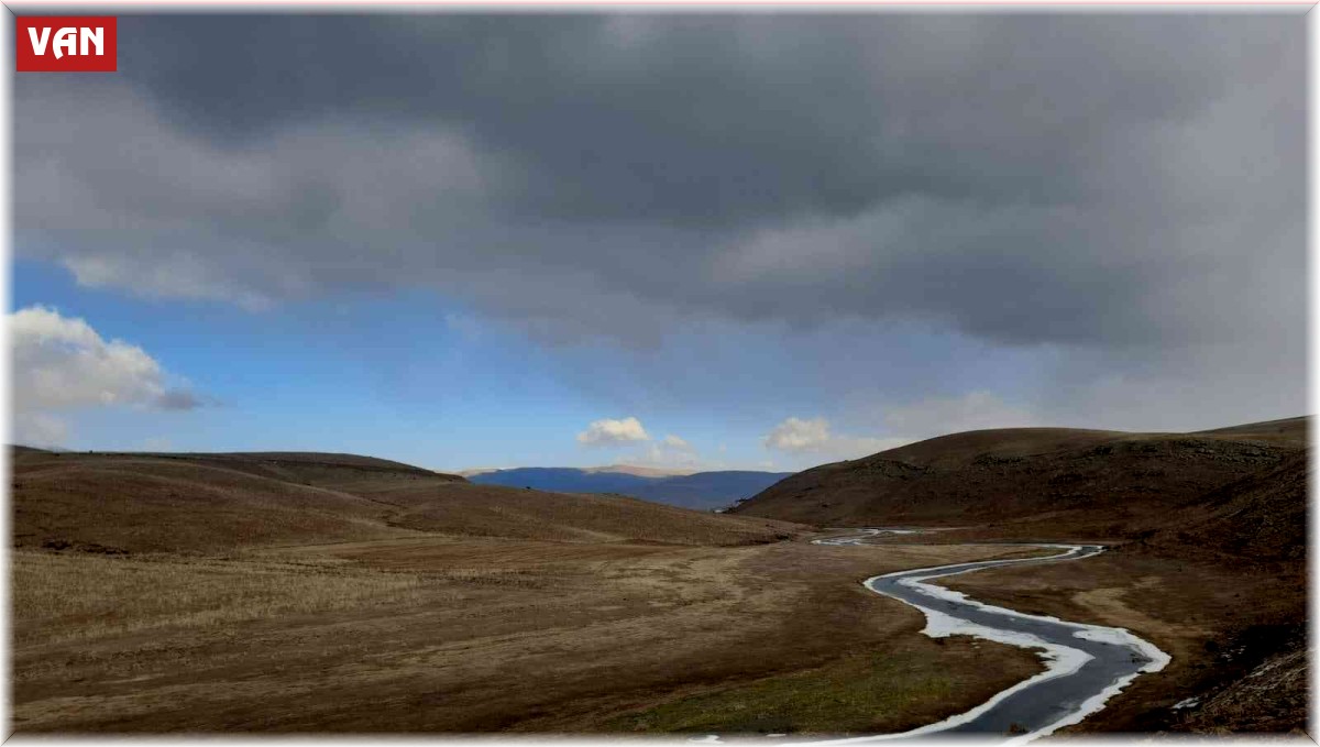 Özalp'te etkili olan soğuk hava Karasu Çayının donması neden oldu