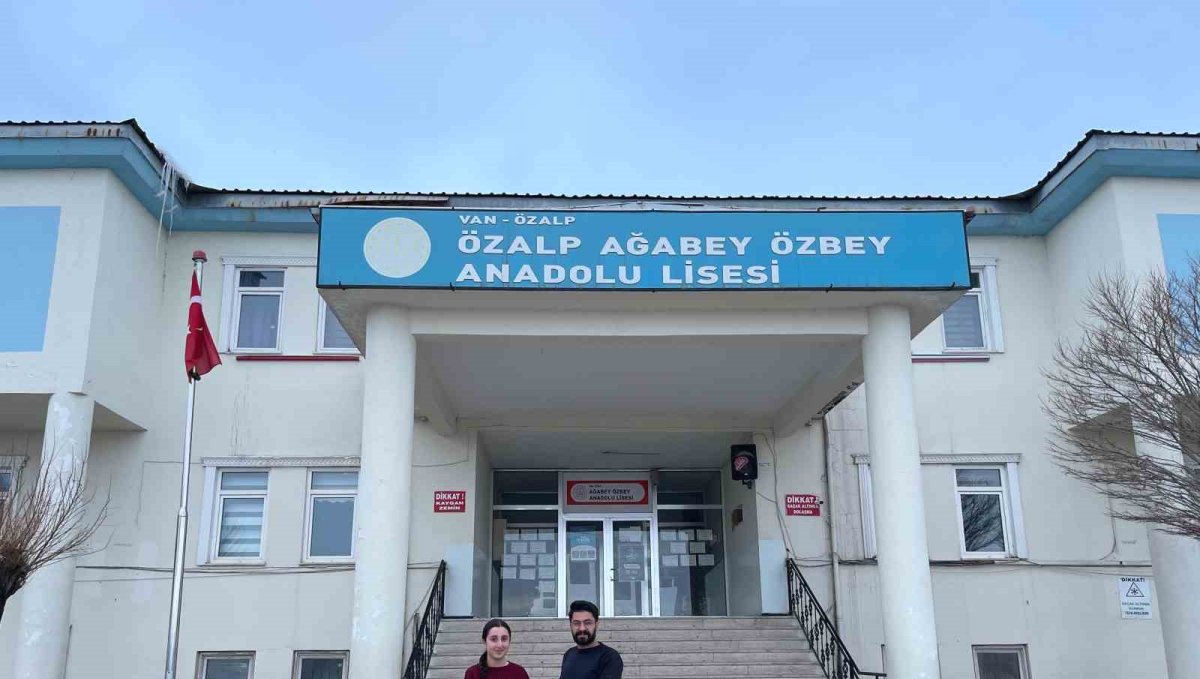 Özalp'te kitap okuma sınavında dereceye girenlere ödülleri verildi