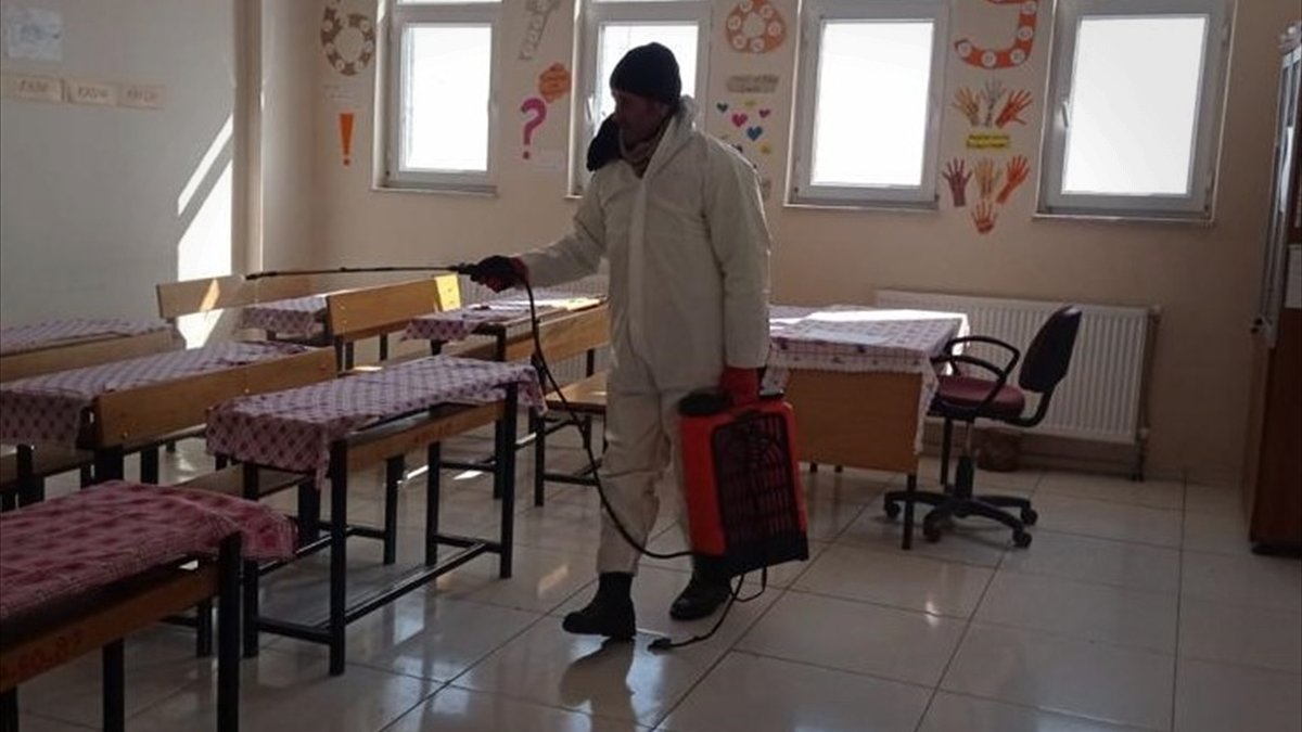 Özalp'te okullar dezenfekte edildi